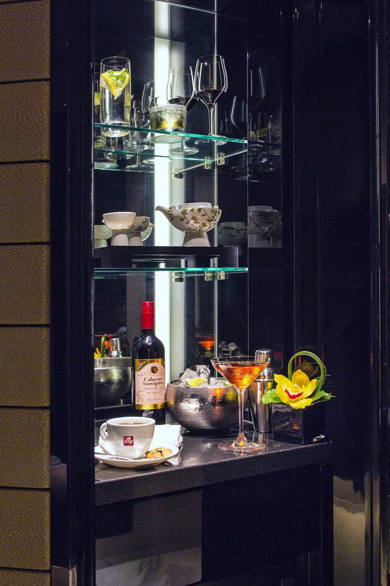 Regent Pudong - Complimentary First Round Minibar Per - Including A Bottle Of Wine ホテル