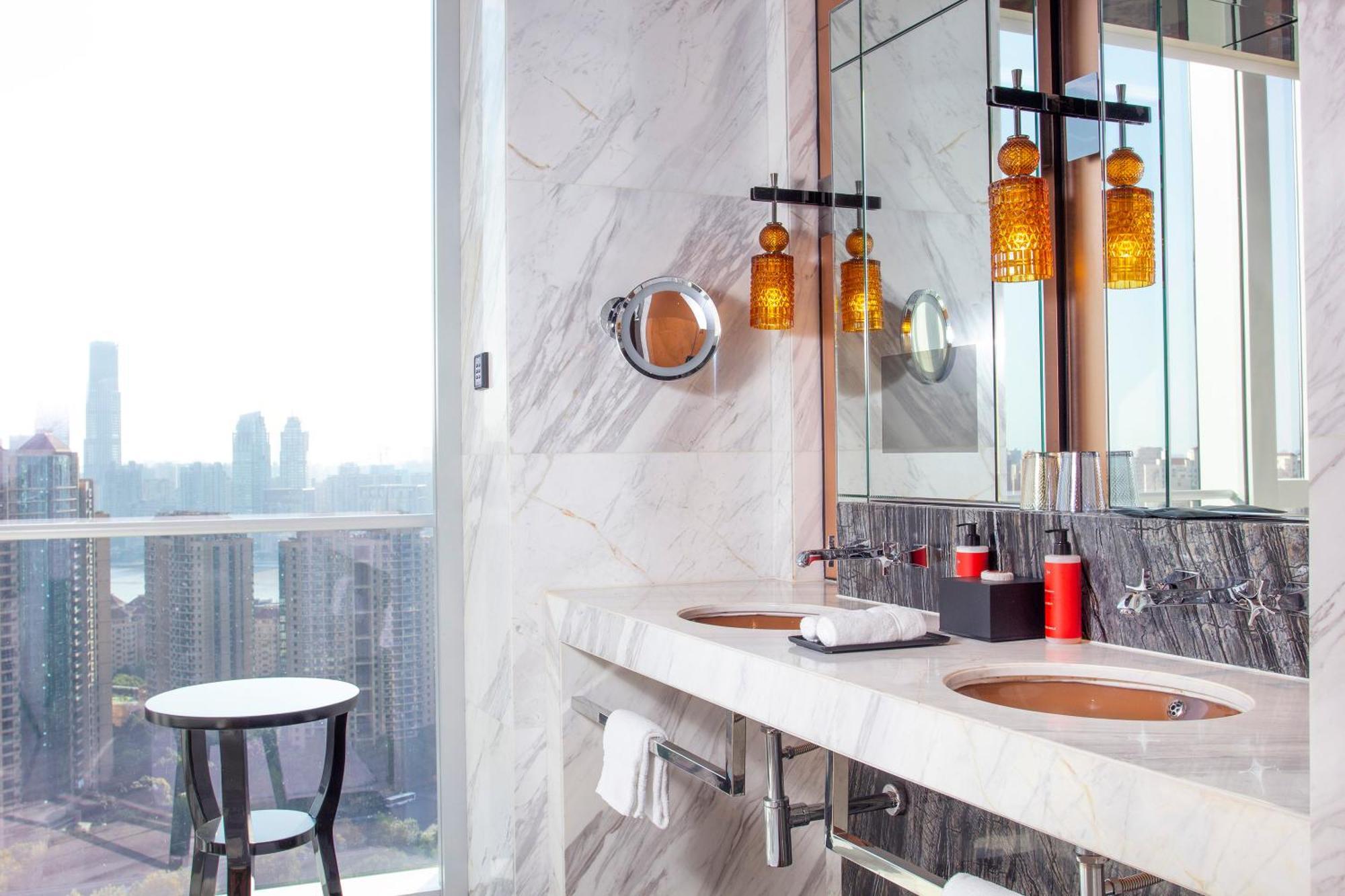 Regent Pudong - Complimentary First Round Minibar Per - Including A Bottle Of Wine Hotel