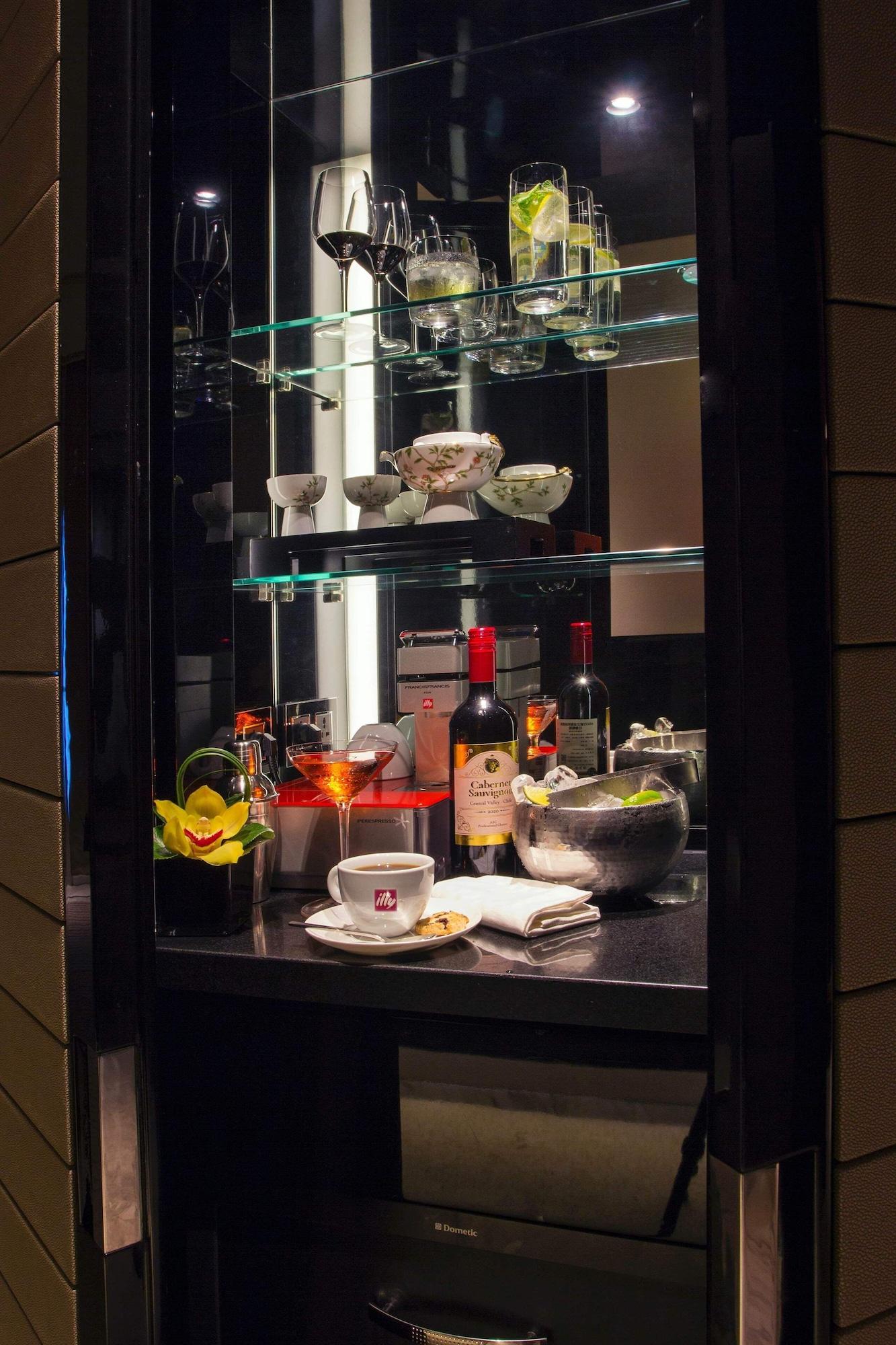 Regent Pudong - Complimentary First Round Minibar Per - Including A Bottle Of Wine