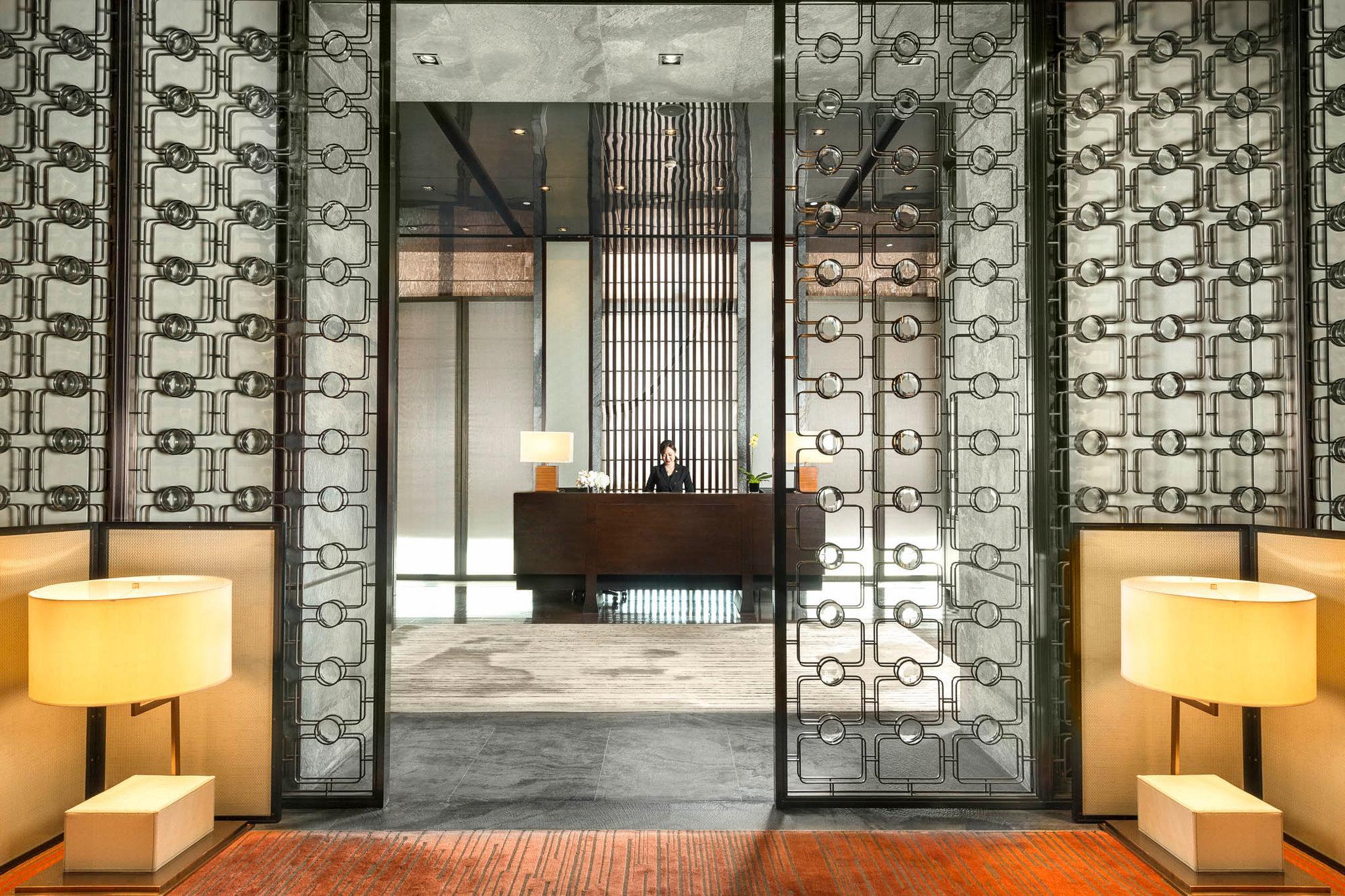 Regent Pudong - Complimentary First Round Minibar Per - Including A Bottle Of Wine