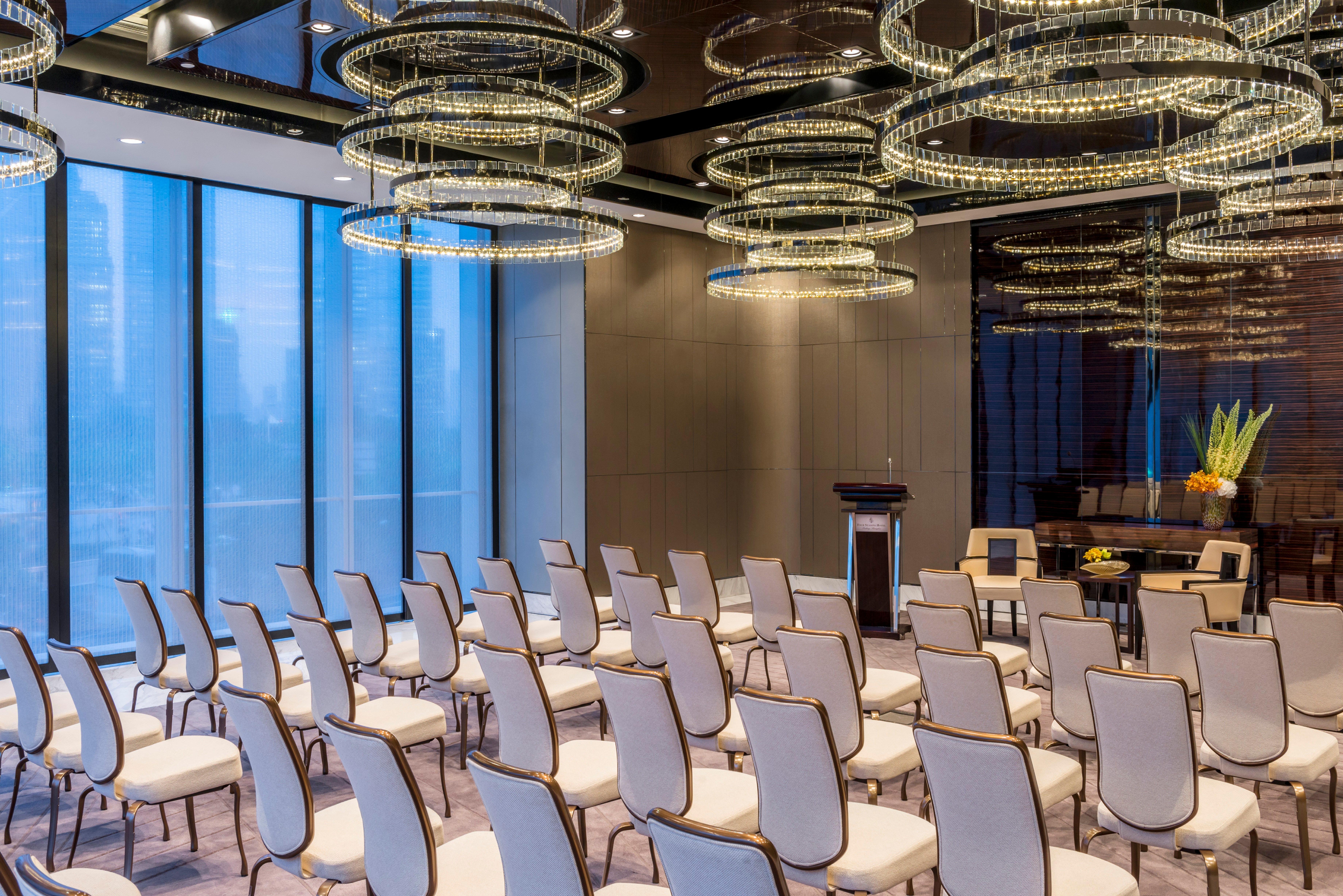 Hotel Regent Pudong - Complimentary First Round Minibar Per - Including A Bottle Of Wine 5*