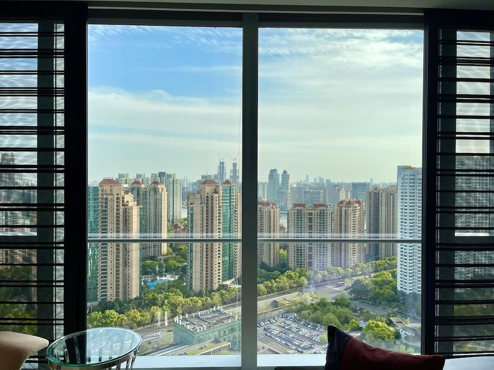 Regent Pudong - Complimentary First Round Minibar Per - Including A Bottle Of Wine 5*