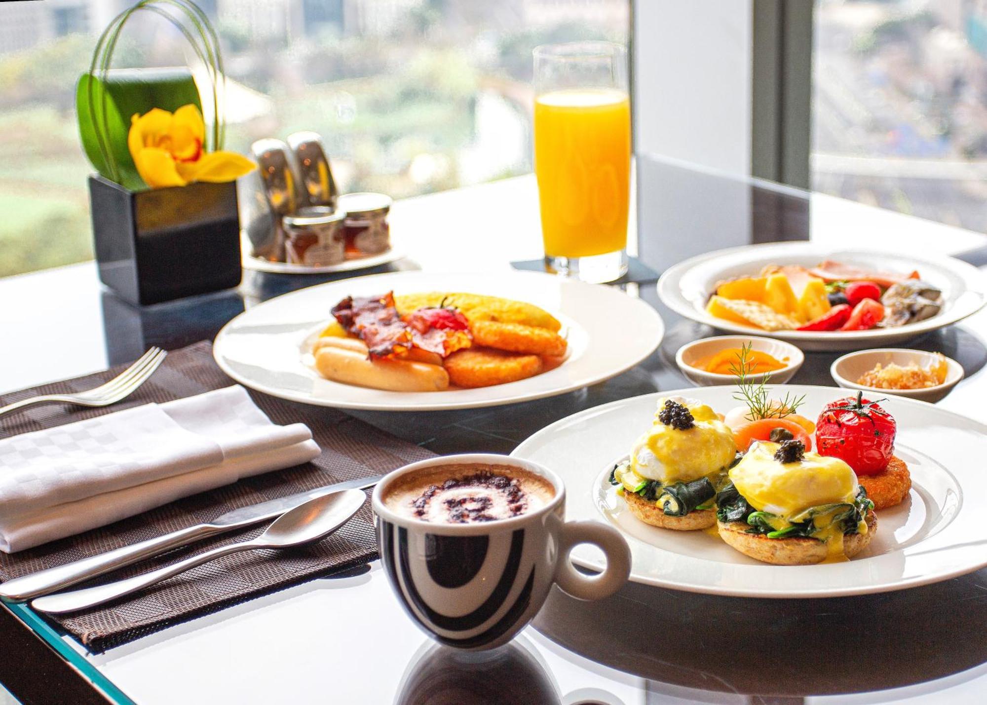 Regent Pudong - Complimentary First Round Minibar Per - Including A Bottle Of Wine