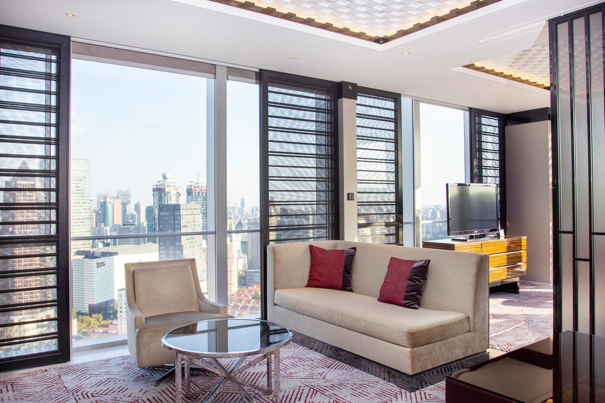 Regent Pudong - Complimentary First Round Minibar Per - Including A Bottle Of Wine
